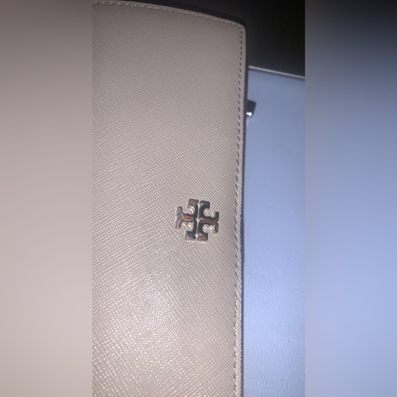 Tory Burch Robinson Slim Textured Leather Wallet In Gray Heron - Picture 2 of 4